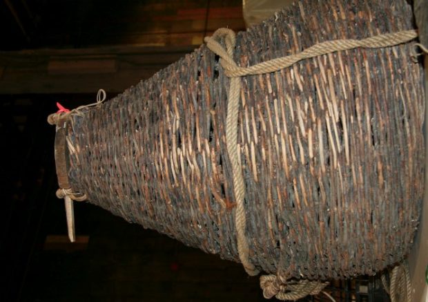 Sorte d’entonnoir fabriqué avec de petites branches, semblable à un panier tressé, appelé nasse. 