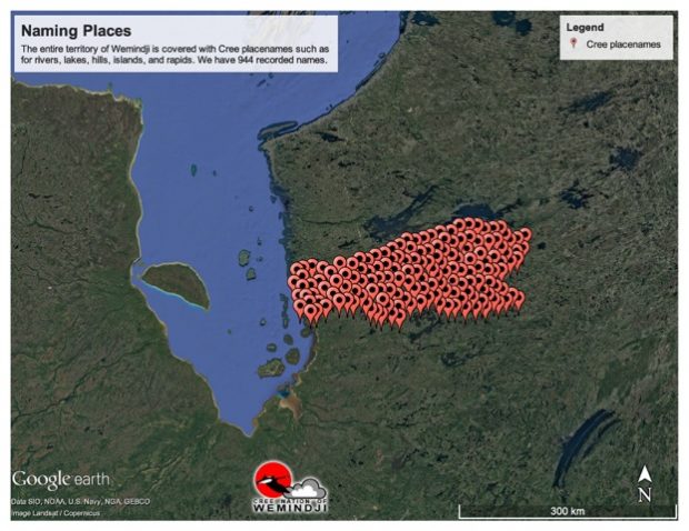 Image satellite avec repères pour les noms de lieux sur le territoire. Ce sont des noms de lieux cris et il y en a 944.