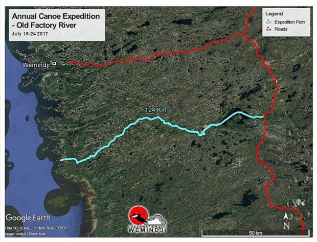 Carte avec des lignes rouges et bleues indiquant des trajets. Textes: L’expédition de canot sur la rivière du Vieux Comptoir. Du 15 au 24 juillet 2017.  Légende : Sentier de l’expédition. Routes.