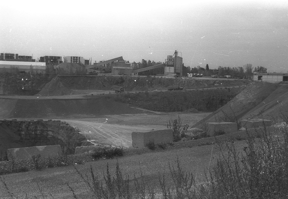 Photographie en noir et blanc d’une carrière d’exploitation de pierre. 