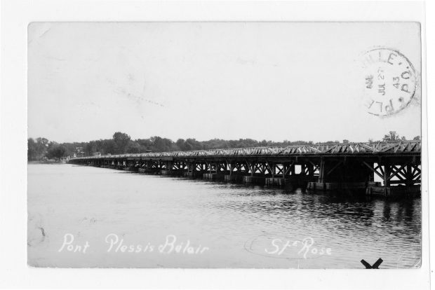 Photographie en noir et blanc d’un ancien pont à voutes reliant Sainte-Rose à l’île Bélair. Au bas de l’image, il est écrit à la main, à gauche, « Pont Plessis-Bélair » et à droite, « St-Rose ». 