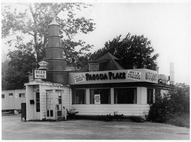 Photographie en noir et blanc d’un petit restaurant de mets chinois et canadiens. Il s’agit du Pagoda Place. 