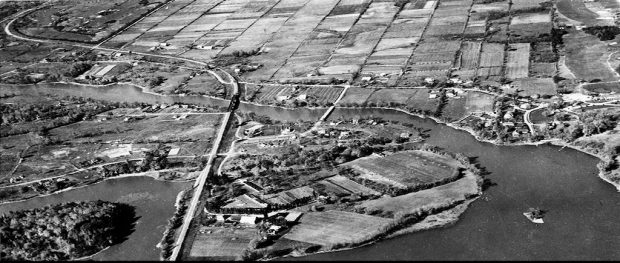 Photographie en noir et blanc d’un point de vue aérien sur Sainte-Dorothée et les Îles-Laval. 