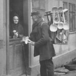 Marchand ambulant faisant du porte-à-porte