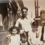 Mickey Michael avec des enfants sur la rue New Gower