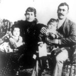 Michael et Julia Boulos, et deux de leurs enfants