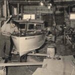 Joseph Dominic construisant un bateau