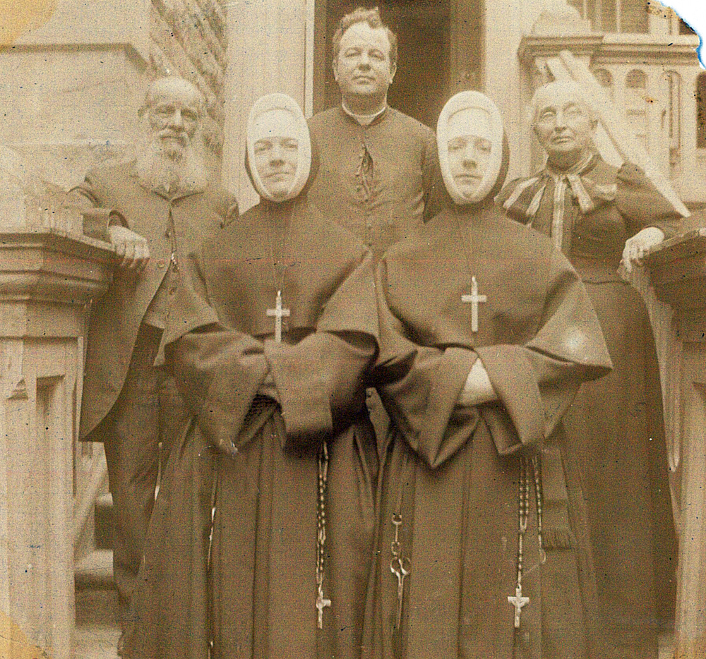 Photo sépia des religieuses Marie-Philomène et Marie-Louise. Derrière elles se trouvent Alfred-Narcisse LePailleur, Monseigneur Georges-Marie (en habit de curé) et Philomène Dalton.  devant un couple âgé et un prêtre.