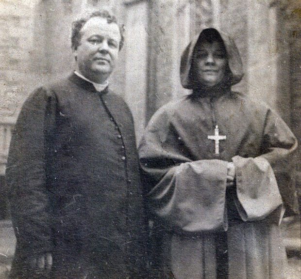Photo noir et blanc de Monseigneur Georges-Marie en soutane de prêtre et de Soeur Agnès en habit de religieuse posant côte à côte.