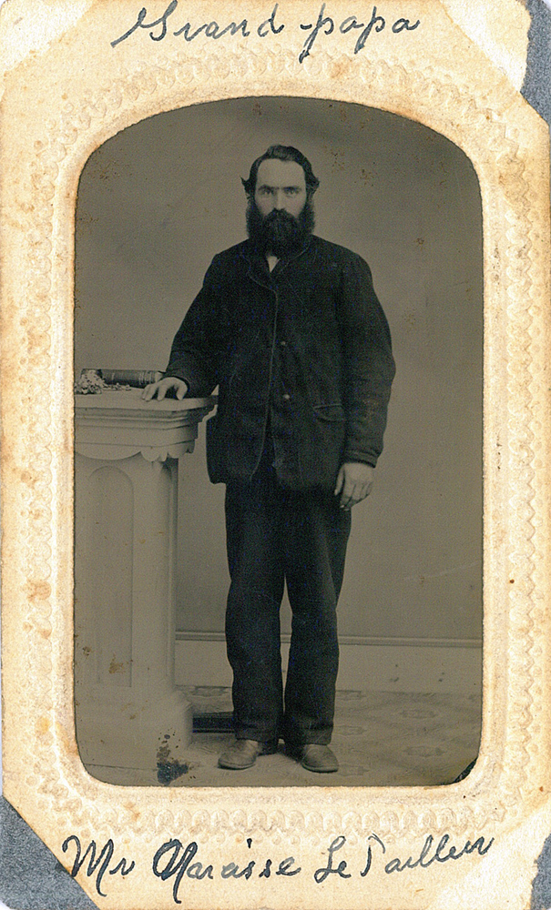 Ferrotype du jeune Alfred-Narcisse LePailleur. Il est debout, dans un décor de studio photo. Sa main est sur une colonne sur laquelle se trouve un livre.