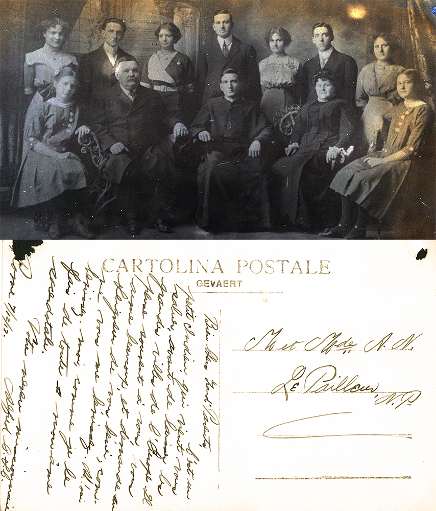 Montage du recto et du verso d'une carte postale. Dans le haut se trouve une photographie de la famille de Narcisse-Alfred LePailleur. Au centre, à l'avant, est assis Alfred LePailleur en vêtements de curé. Dans le bas, il y a un texte rédigé à la plume par Alfred LePailleur qui écrit à ses grands-parents.