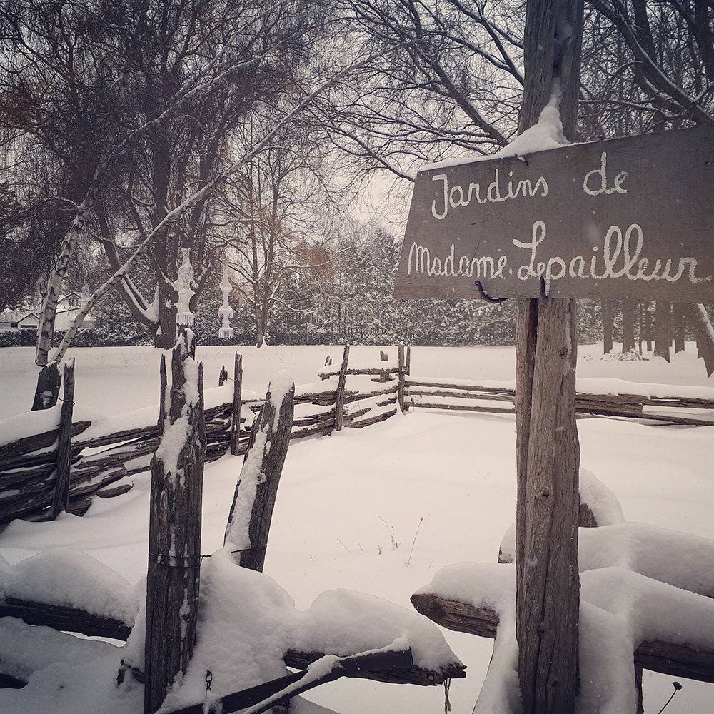 Photographie du jardin-potager situé à l'arrière de la Maison LePailleur. Il est couvert de neige.
