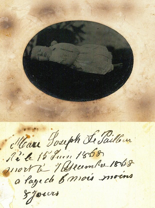 Montage du recto et du verso d'un ferrotype. Au recto, il y a la ovale photo d'un bébé couché sur le dos et les yeux fermés. Au verso, il y a des écritures manuscrites à l'encre noire.
