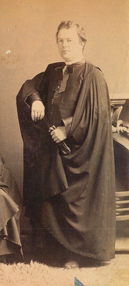 Photo sépia de Georges-Marie LePailleur en tenue religieuse. Il prend la pose pour le photographe.