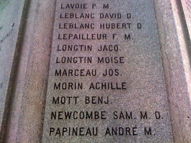 Photographie d'une section d'un monument en l'honneur des patriotes sur lequel sont inscrits 11 noms dont celui de François-Maurice LePailleur.