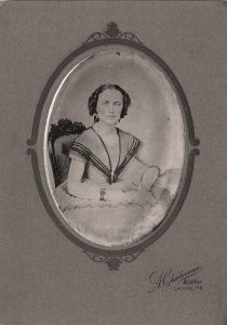 Photo noir et blanc en médaillon de Philomène Dalton vers l'âge 20 ans.
