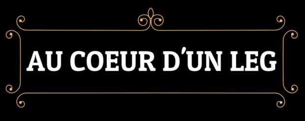 Fond noir avec une bordure dorée sur lequel est inscrit : Au coeur d'un leg.