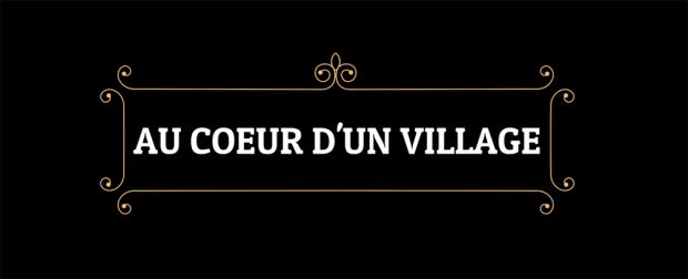 Fond noir avec une bordure dorée sur lequel est inscrit : Au coeur d'un village.