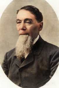Photo en buste d'un homme avec longue barbe