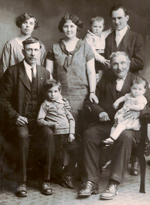 Photo en studio d'une famille de 8 personnes debout et assises.