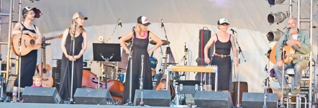 Cinq musiciens et chanteurs en spectacle sur scène