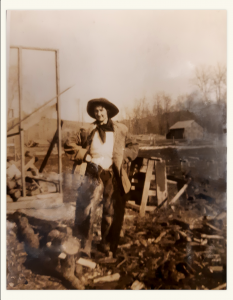 Cowgirl devant une pile de bois