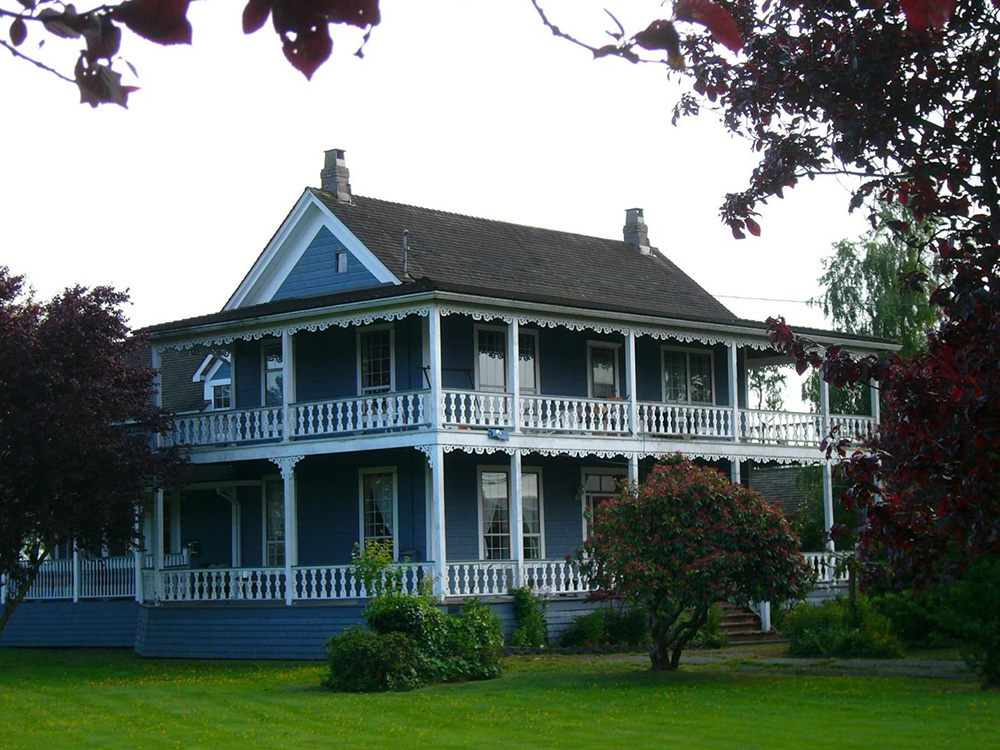 Maison de deux étages avec dentelle de bois