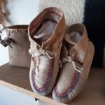 Mocassins en peau de daim fabriqués par Nancy Frances