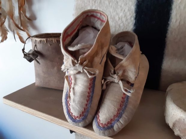 Mocassins et panier sur une tablette