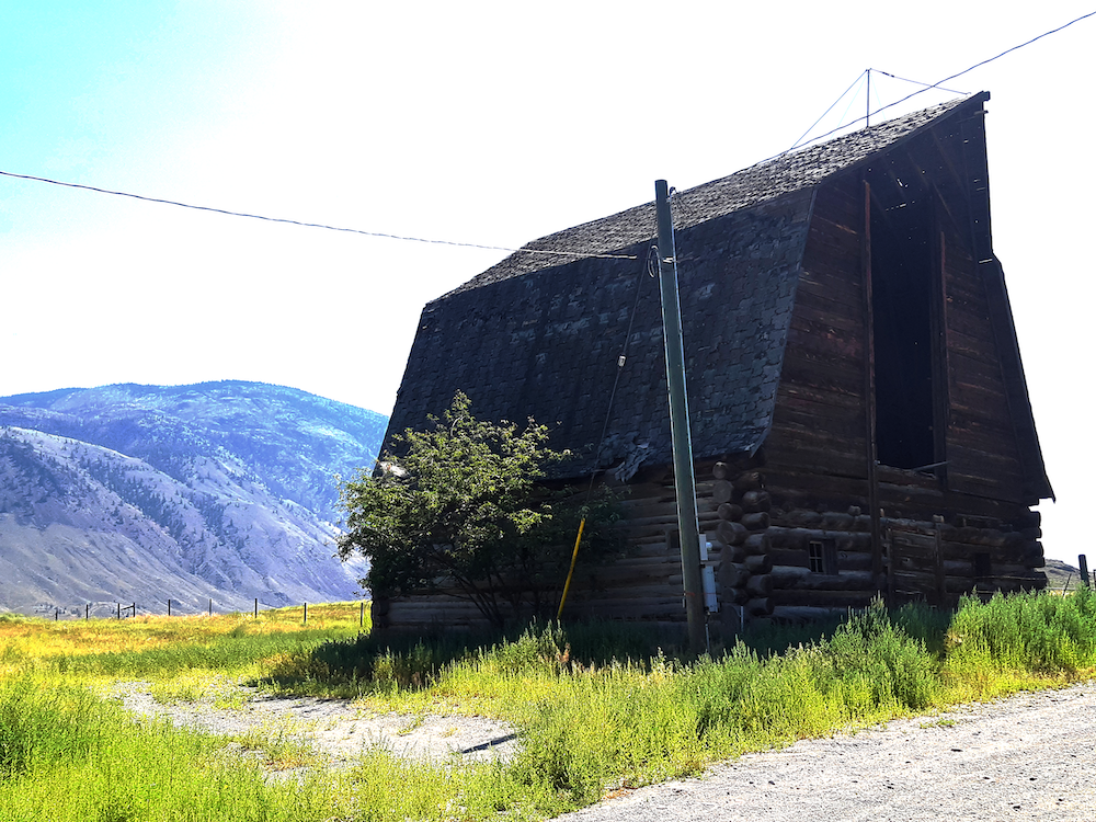 Grange devant une montagne