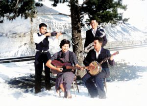 Quatre musiciens jouant leurs instruments dehors pendant l'hiver