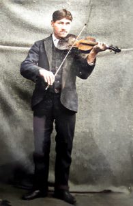 Homme debout et jouant le violon