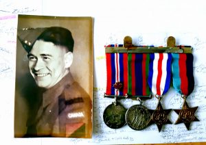 Photo en buste d'un soldat ainsi que ses médailles