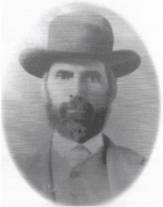 Photo en buste d'un homme portant un chapeau