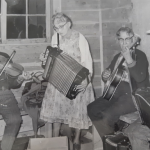 Les musiciens à une danse d’étable à Williams Lake