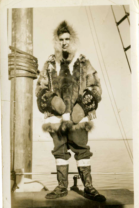 Homme portant des vêtements inuits sur un navire