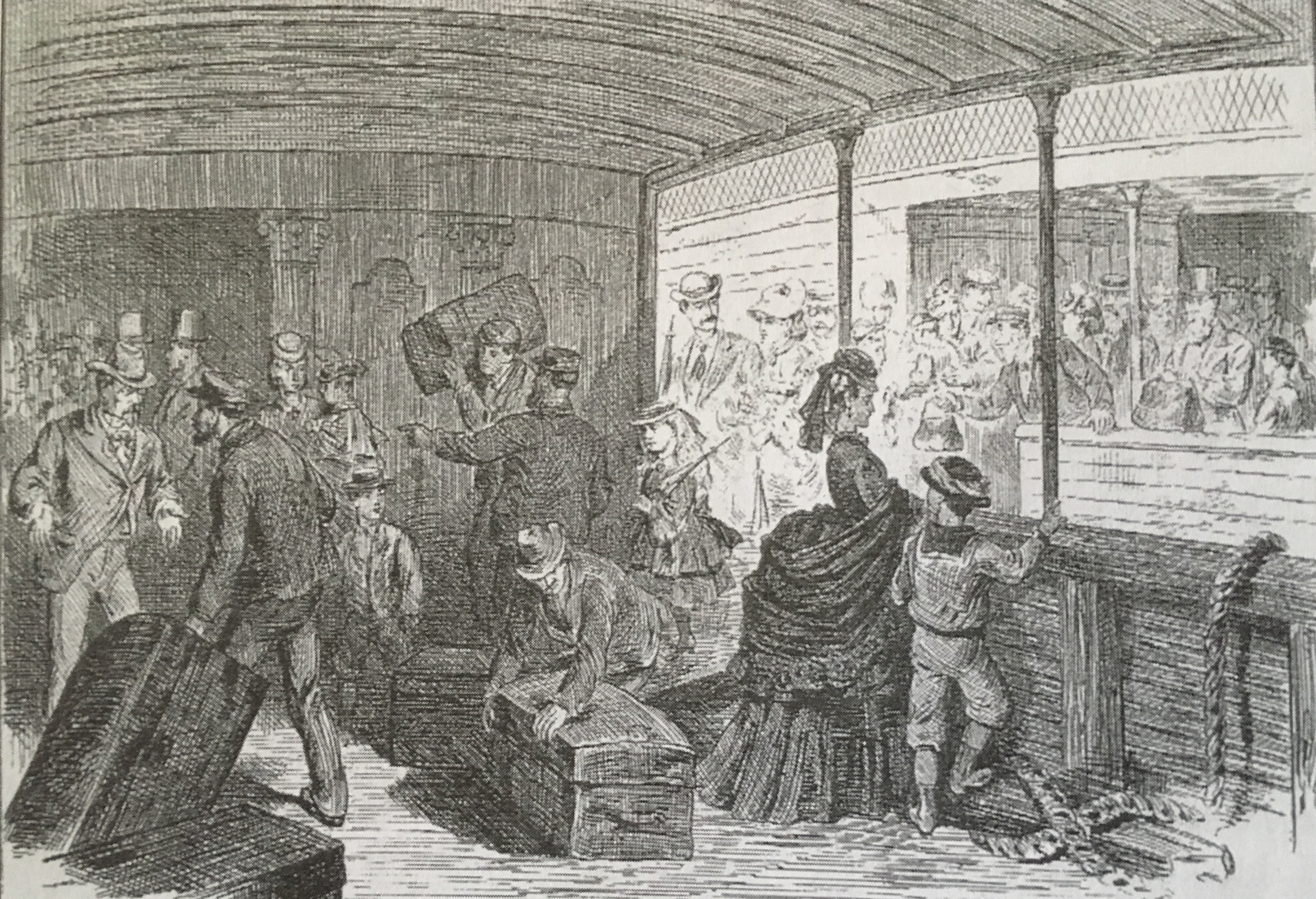 Dessin ou gravure à l'eau-forte en noir et blanc représentant des voyageurs vêtus de vêtements datant de l’époque victorienne; des bagagistes déplaçant de grosses malles, des hommes, femmes et enfants faisant la queue au point d’attente de départ ou d’arrivée.