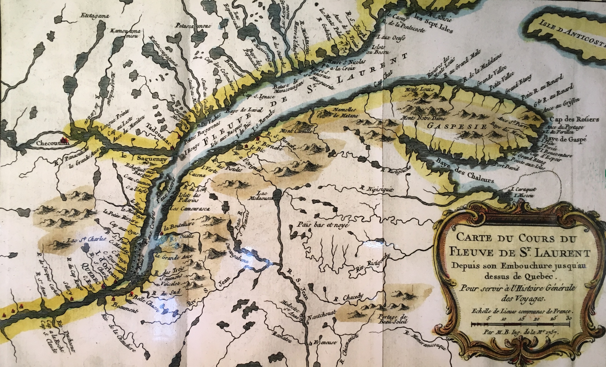 Photo couleur d'une carte géographique représentant le golfe du Saint-Laurent aux abords de la Gaspésie, s’étendant jusqu'à la ville de Québec. En bordure du fleuve, on aperçoit des terres traversées par des lacs et des rivières de plus petite étendue.