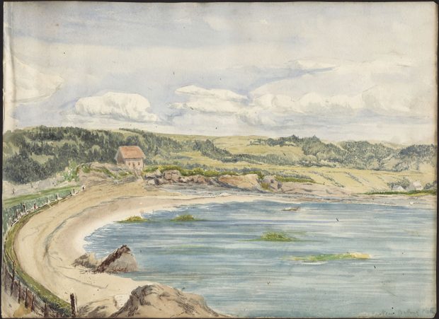 Aquarelle dépeignant une plage de sable incurvée, ceinte d’une clôture en bois la séparant d’un chemin piétonnier longeant le rivage au bout duquel on aperçoit une maison. Le paysage est vallonné, sous un ciel nuageux. 