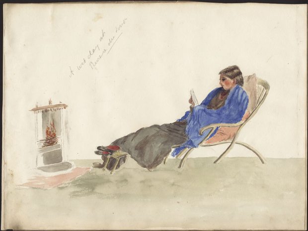 Aquarelle dépeignant une jeune femme aux cheveux noirs étendue sur une chaise longue, les pieds reposant sur un repose-pieds installé devant un feu de foyer. Un châle bleu couvre ses épaules et ses bras. Elle lit un livre. 