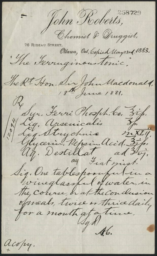Gros plan d’une ordonnance médicale datée de 1883, adressée à Sir John A. Macdonald, lui indiquant de prendre un mélange de phosphate de fer, d'arsenic et de strychnine pour traiter ses troubles digestifs. 