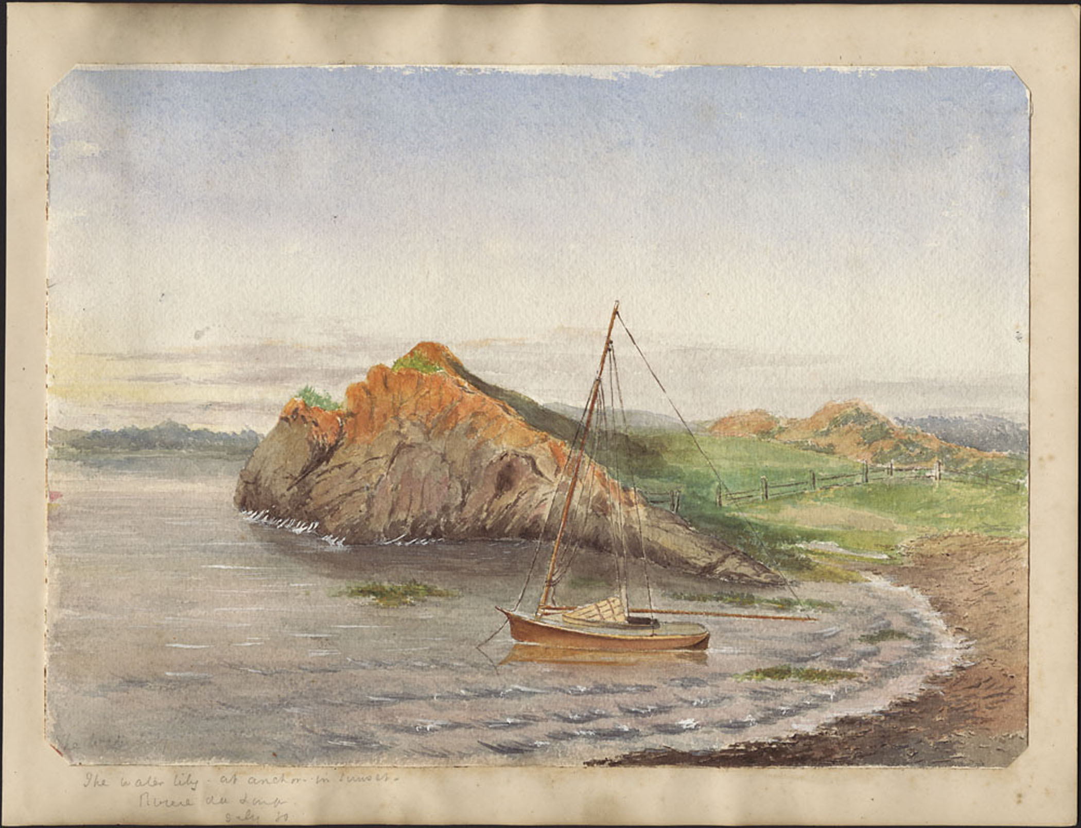 Aquarelle représentant une crique en bordure du fleuve St-Laurent, un petit voilier ancré près du rivage près d’un grand affleurement rocheux dominant en arrière-plan. 
