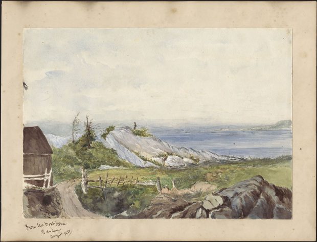 Aquarelle dépeignant un paysage fluvial (Rivière-du-Loup) montrant une partie d'un bâtiment en bois, un sentier, des affleurements rocheux et en arrière-plan une clôture en bois en bordure du fleuve. 