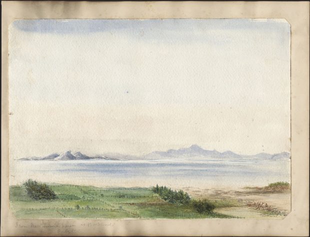 Aquarelle illustrant des champs délimités par des clôtures et des arbres en bordure d’un large fleuve dominé par des montagnes à l’horizon. 