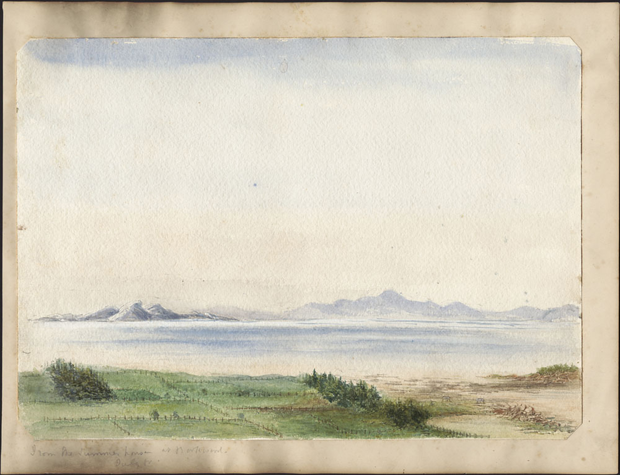 Aquarelle illustrant des champs délimités par des clôtures et des arbres en bordure d’un large fleuve dominé par des montagnes à l’horizon.