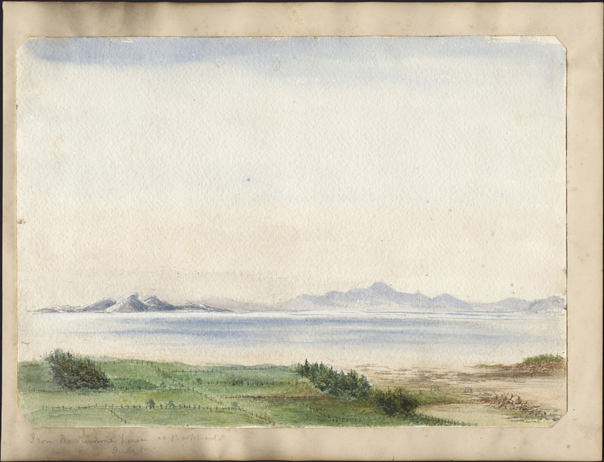 Aquarelle illustrant des champs délimités par des clôtures et des arbres en bordure d’un large fleuve dominé par des montagnes à l’horizon. 