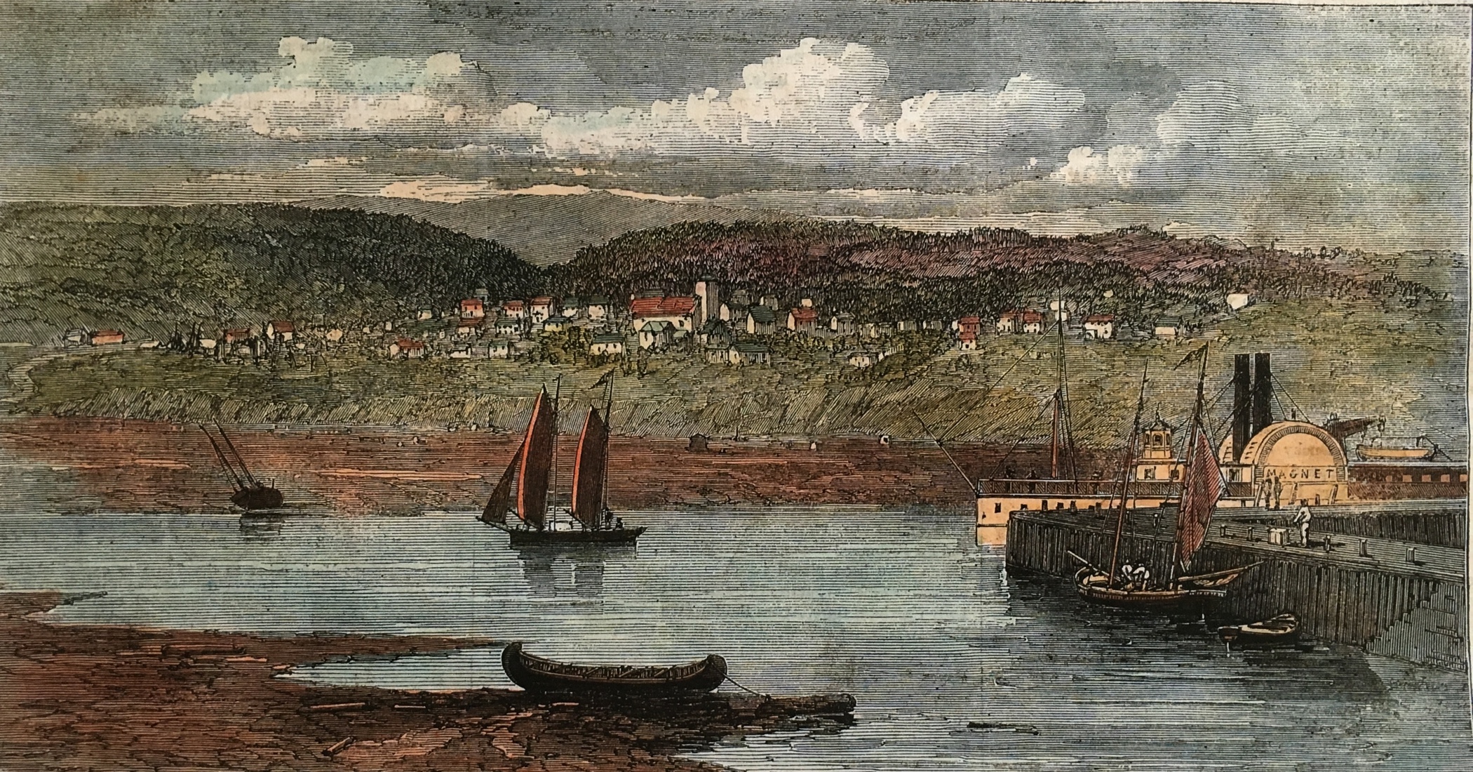 Lithographie couleur dépeignant une scène fluviale sur laquelle apparait un bateau à vapeur amarré à un quai, un voilier naviguant non loin; en avant-plan on aperçoit un canot attaché sur le rivage et à l’arrière-plan, un petit village d’où l’on peut distinguer une église entourée de plusieurs maisons disséminées sur le flanc d’une colline.