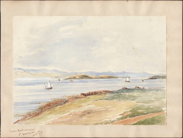 Une aquarelle aux tons pâles représentant une vue sur le fleuve avec un chemin de terre au premier plan, des voiliers voguant sur l'eau; au loin, une île et la côte sous un ciel incolore. 