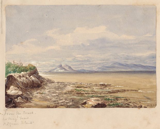 Aquarelle dépeignant les affleurements rocheux en bordure du fleuve, de douces vagues se brisant sur la berge, avec en toile de fond des collines et des îles dominant à l’horizon sous un ciel semi-nuageux. 