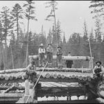 Bûcherons autour de la glissade à bois